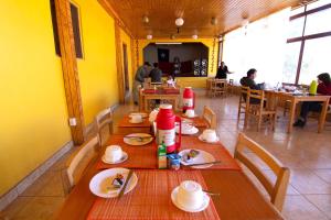 Un restaurante o sitio para comer en Inti & Killa Hostal