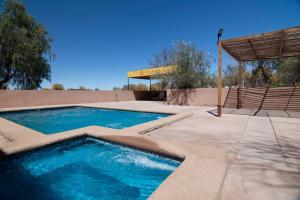 - une piscine au milieu d'un patio dans l'établissement Inti & Killa Hostal, à San Pedro de Atacama