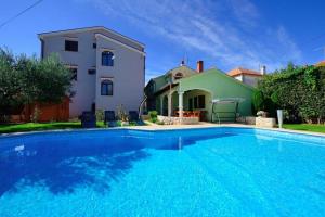 Bazén v ubytovaní Family friendly apartments with a swimming pool Zadar - 16336 alebo v jeho blízkosti