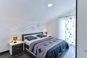 Postel nebo postele na pokoji v ubytování Family friendly apartments with a swimming pool Zadar - 16336 + 37 fotografií