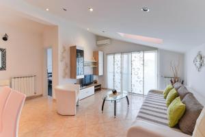 Posedenie v ubytovaní Family friendly apartments with a swimming pool Zadar - 16336