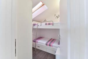 Posteľ alebo postele v izbe v ubytovaní Family friendly apartments with a swimming pool Zadar - 16336