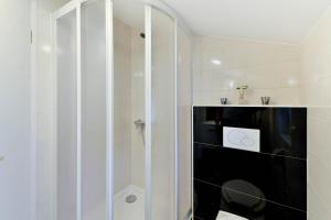 Kúpeľňa v ubytovaní Family friendly apartments with a swimming pool Zadar - 16336