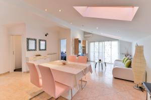 Posedenie v ubytovaní Family friendly apartments with a swimming pool Zadar - 16336