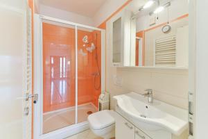 Kúpeľňa v ubytovaní Family friendly apartments with a swimming pool Zadar - 16336