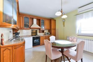 Kuchyňa alebo kuchynka v ubytovaní Family friendly apartments with a swimming pool Zadar - 16336