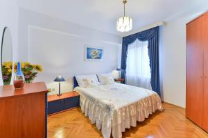 Posteľ alebo postele v izbe v ubytovaní Family friendly apartments with a swimming pool Zadar - 16336