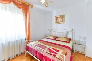 Posteľ alebo postele v izbe v ubytovaní Family friendly apartments with a swimming pool Zadar - 16336