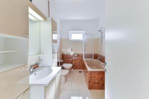 Kúpeľňa v ubytovaní Family friendly apartments with a swimming pool Zadar - 16336