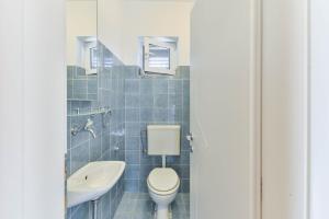 Kúpeľňa v ubytovaní Family friendly apartments with a swimming pool Zadar - 16336