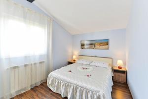 Posteľ alebo postele v izbe v ubytovaní Family friendly apartments with a swimming pool Zadar - 16336