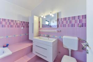 Kúpeľňa v ubytovaní Family friendly apartments with a swimming pool Zadar - 16336