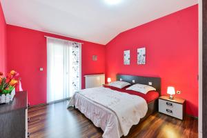 Posteľ alebo postele v izbe v ubytovaní Family friendly apartments with a swimming pool Zadar - 16336