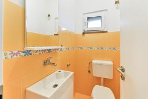 Kúpeľňa v ubytovaní Family friendly apartments with a swimming pool Zadar - 16336