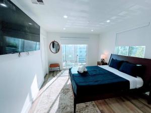 1 dormitorio con cama grande y ventana grande en Stylish 4BR Townhouse in Mid City - CR2-C2 en Los Ángeles