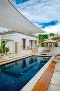 una piscina nel cortile di una casa di MAHAMAYA Gili Meno a Gili Meno