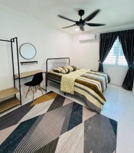 um quarto com uma cama e uma ventoinha de tecto em Iseymia Homestay em Kampong Alor Gajah