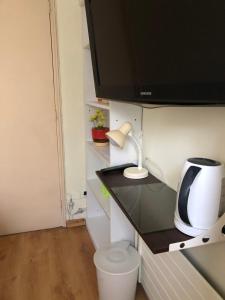 a room with a desk with a tv on a wall at Habitación con baño privado in Santiago