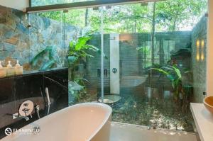 Phòng tắm tại Hilltop Flamingo Đại Lải H230 Villa