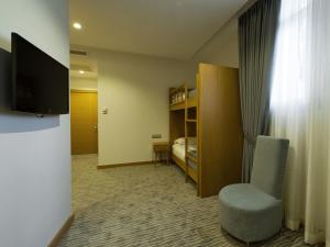 a room with a television and a bed in it at Hotel Olimpiyat in Istanbul