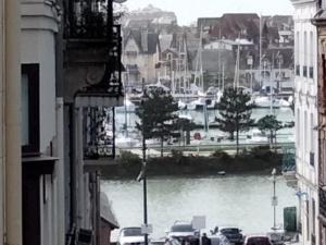 Fotografia z galérie ubytovania Studio cosy au cœur de Trouville, à 2 pas des Quais et de la plage, avec tout le confort nécessaire - FR-1-712-55 v destinácii Trouville-sur-Mer