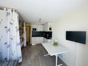 Kuchyňa alebo kuchynka v ubytovaní Studio rénové en rez-de-jardin, terrasse et plage à 3 min à pied - FR-1-723-99 + 2 fotografie