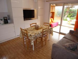 Zdjęcie z galerii obiektu Rez-de-jardin à Agde: 2 pièces cabine, 6 pers, plage et commerces à pied, parking privé - FR-1-723-100 w Cap d'Agde
