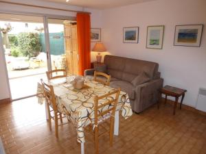 Zdjęcie z galerii obiektu Rez-de-jardin à Agde: 2 pièces cabine, 6 pers, plage et commerces à pied, parking privé - FR-1-723-100 w Cap d'Agde