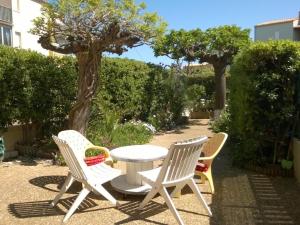 Zdjęcie z galerii obiektu Rez-de-jardin à Agde: 2 pièces cabine, 6 pers, plage et commerces à pied, parking privé - FR-1-723-100 w Cap d'Agde
