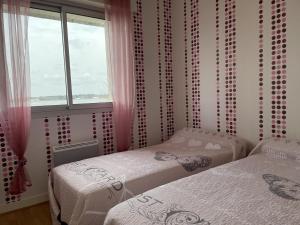 2 camas individuales en una habitación con ventana en Maison Locoal-Mendon, 3 pièces, 4 personnes - FR-1-397-71, en Locoal-Mendon