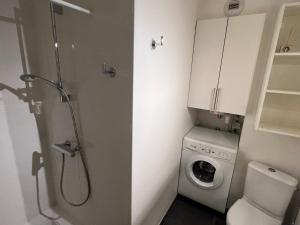 Kúpeľňa v ubytovaní Studio moderne et cosy 3*** avec balcon et wifi à Aix-les-Bains - FR-1-555-90