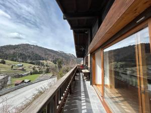 un balcone di una casa con vista sulle montagne di Chalet La Clusaz, 5 pièces, 9 personnes - FR-1-437-103 a La Clusaz