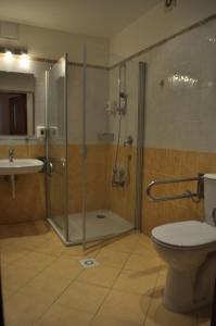 ein Bad mit einer Dusche, einem WC und einem Waschbecken in der Unterkunft Penzion u Coufalů in Loštice
