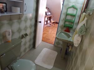W łazience znajduje się zielona toaleta i umywalka. w obiekcie Encantadora Finca San Gabriel Duitama w mieście Duitama