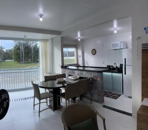 Una cocina y un comedor con mesa y sillas. en Lençóis Confort - BL05-AP02, en Barreirinhas