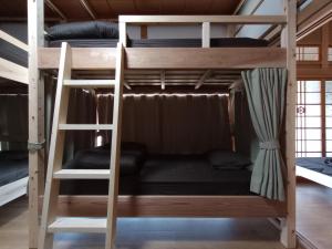 Zimmer mit Etagenbett und 2 Etagenbetten in einem Zimmer in der Unterkunft Guesthouse tonari in Inokuchi