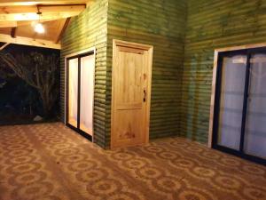 洛斯安赫莱斯Cabañas Candelaria的一间空房间,设有木门和窗户 更多4张照片