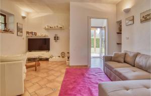 ein Wohnzimmer mit einem Sofa und einem TV in der Unterkunft Lovely Home In Marsiliana With Private Swimming Pool, Can Be Inside Or Outside in Marsiliana