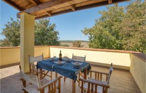 einen Tisch und Stühle auf einer Terrasse mit Aussicht in der Unterkunft Lovely Home In Marsiliana With Private Swimming Pool, Can Be Inside Or Outside in Marsiliana