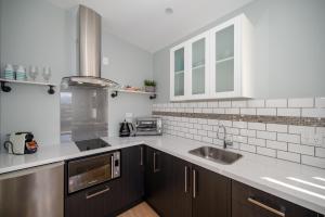 Kuchyň nebo kuchyňský kout v ubytování “No.25”Stand alone guest studio unit + 11 fotografií