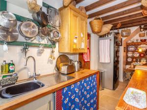 A kitchen or kitchenette at Stable Cottage