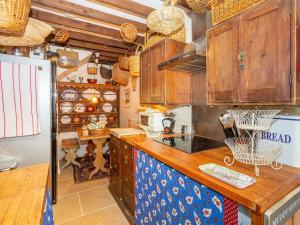 A kitchen or kitchenette at Stable Cottage