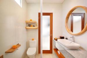 Ein Badezimmer in der Unterkunft Aeera Villa Canggu by Ini Vie Hospitality