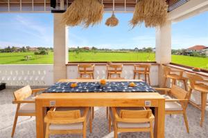 Ein Balkon oder eine Terrasse in der Unterkunft Aeera Villa Canggu by Ini Vie Hospitality