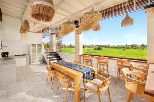 Ein Balkon oder eine Terrasse in der Unterkunft Aeera Villa Canggu by Ini Vie Hospitality