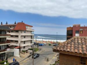 a view of the beach from a building at Departamento con vista al mar in Viña del Mar