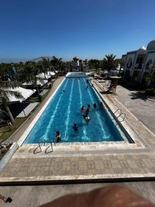 grupa ludzi w basenie w obiekcie Torres Farm Resort powered by Cocotel w mieście Naic