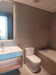 een badkamer met een toilet, een wastafel en een bad bij A Là Carte B0915 in Ha Long