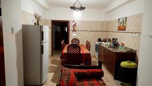 una cocina con una mesa y un refrigerador en Hospedaje Lupé, en Cachí