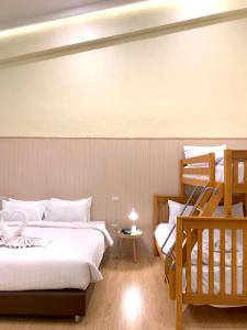 清邁的住宿－The Nimman Hotel - SHA Plus，带两张双层床的客房中的两张床